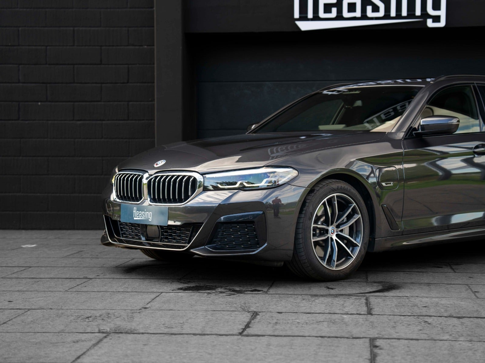 Grå BMW 530e fra 2022