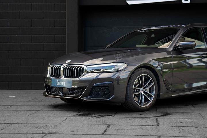 Grå BMW 530e fra 2022