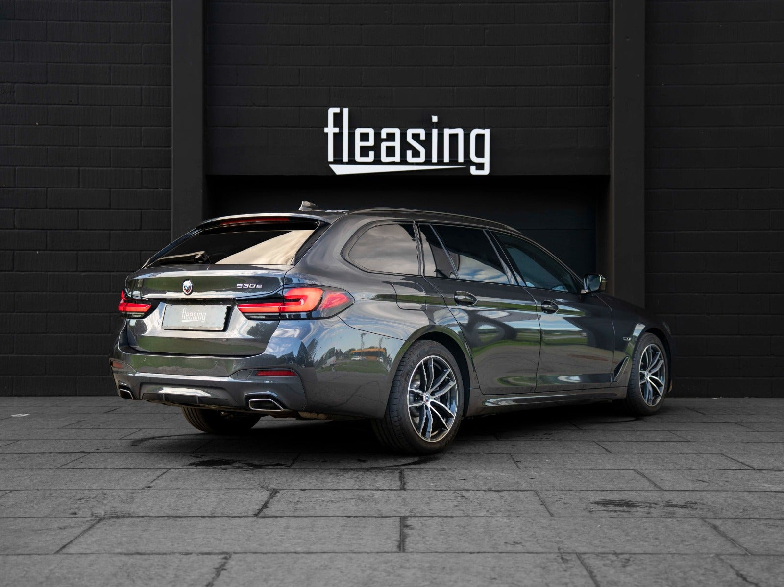 Grå BMW 530e fra 2022