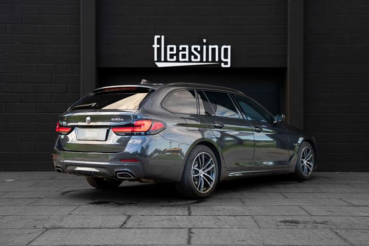 Grå BMW 530e fra 2022