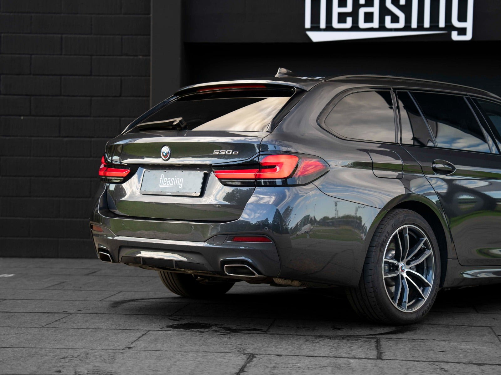 Grå BMW 530e fra 2022