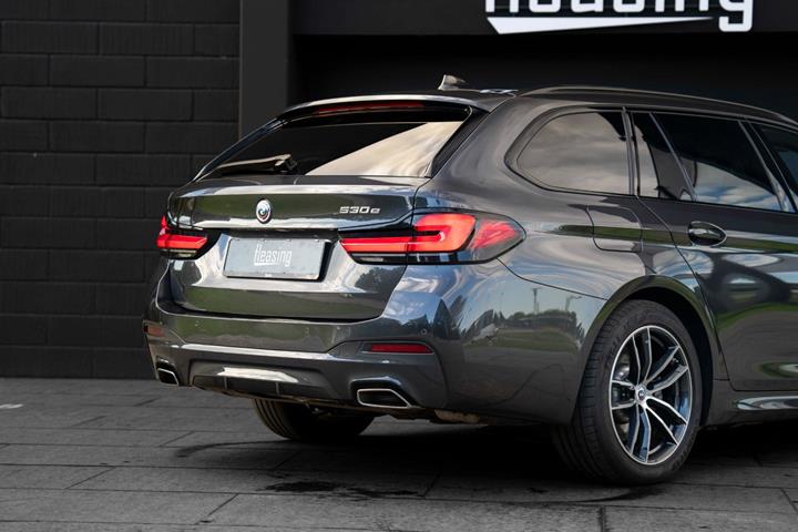 Grå BMW 530e fra 2022