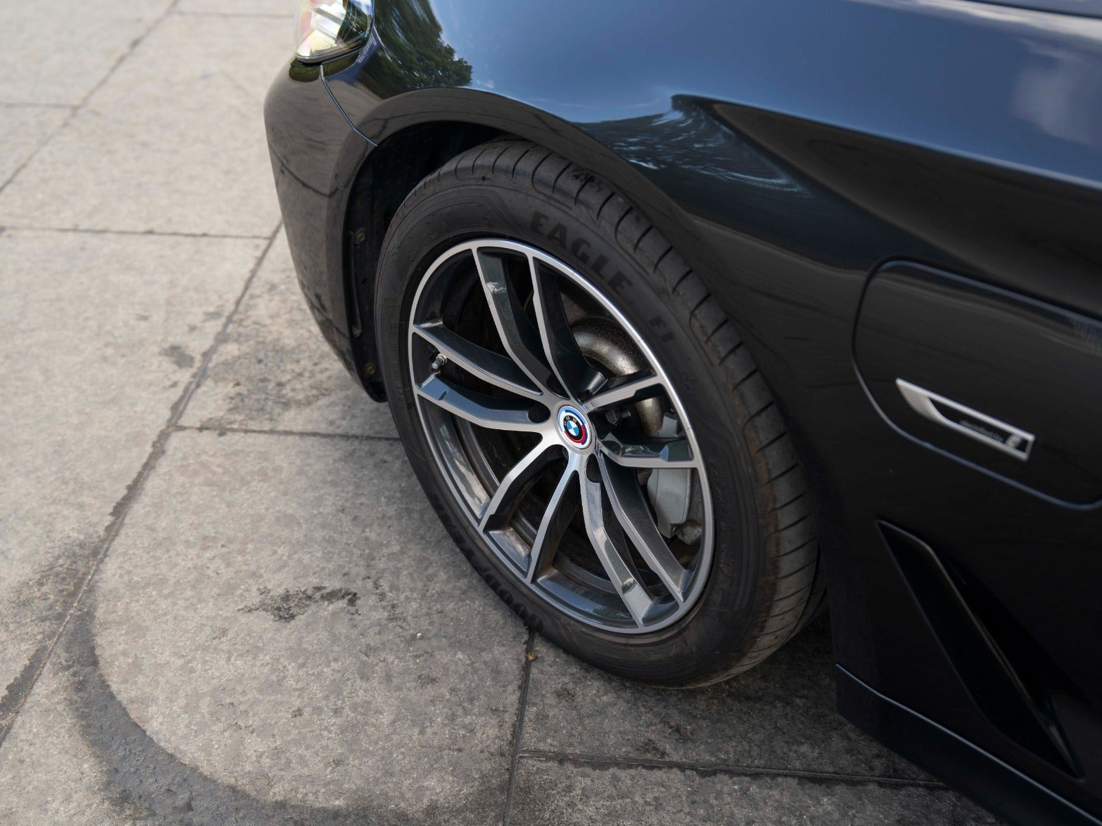 Grå BMW 530e fra 2022