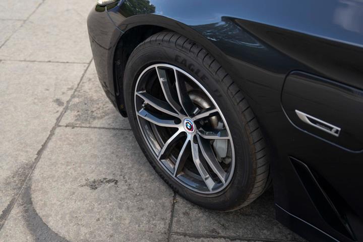 Grå BMW 530e fra 2022