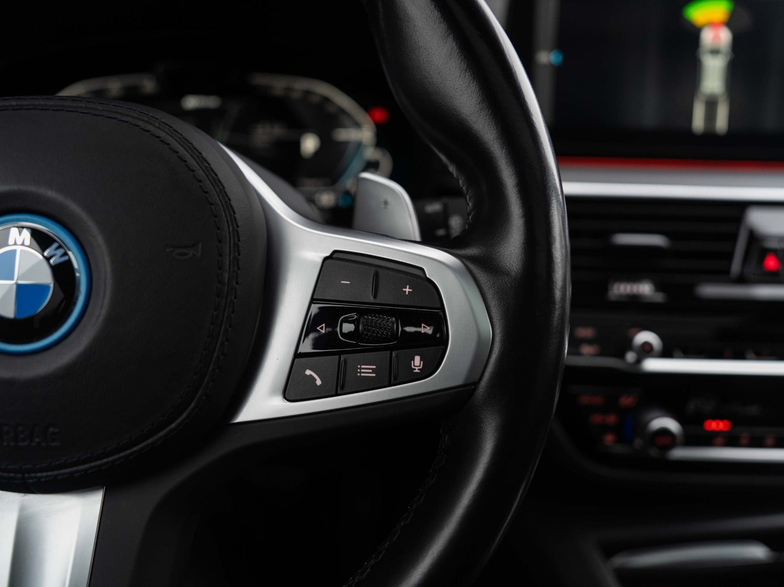 Grå BMW 530e fra 2022