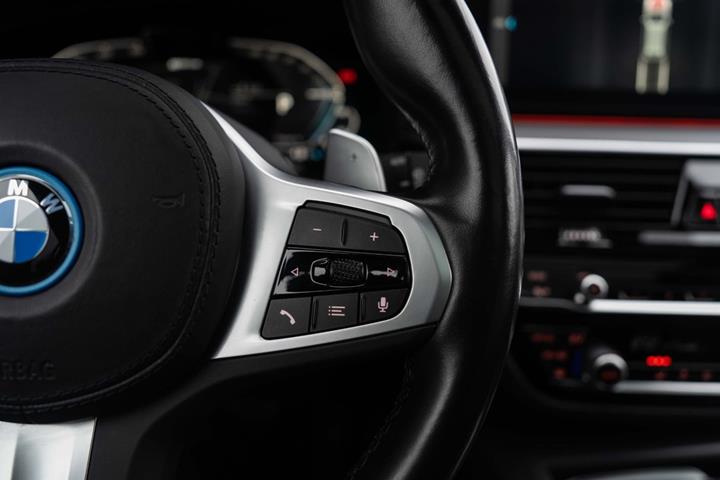 Grå BMW 530e fra 2022