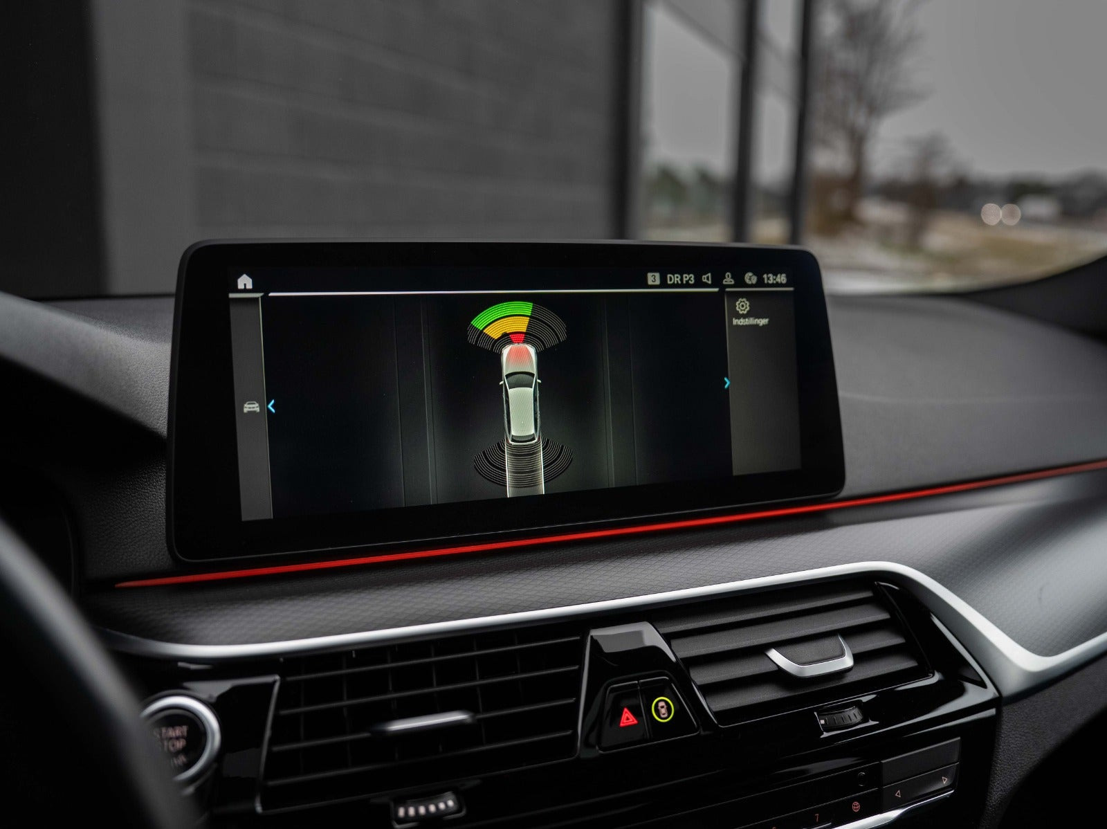 Grå BMW 530e fra 2022
