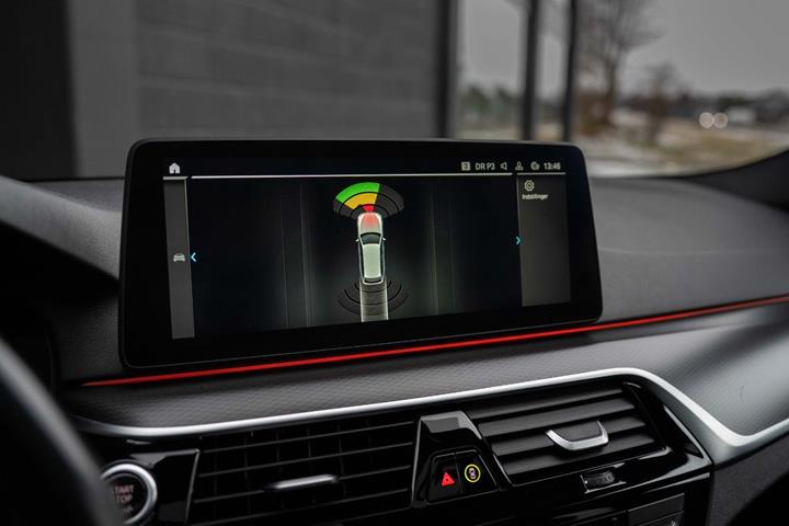 Grå BMW 530e fra 2022