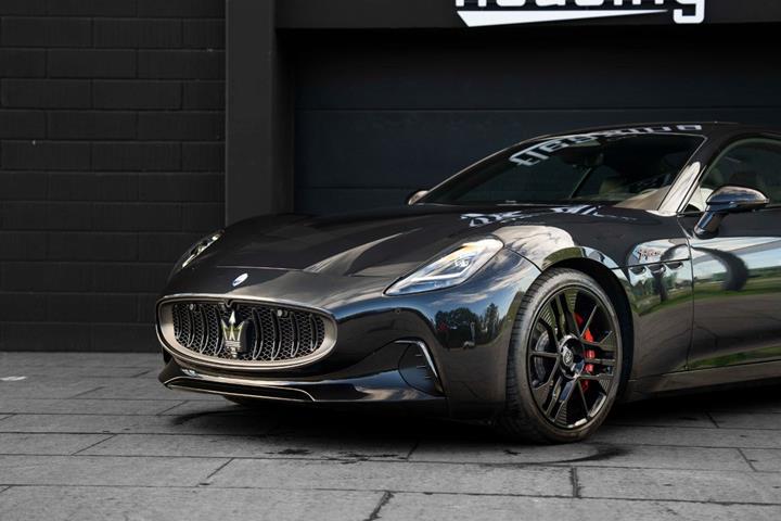 Sort Maserati Granturismo fra 2025