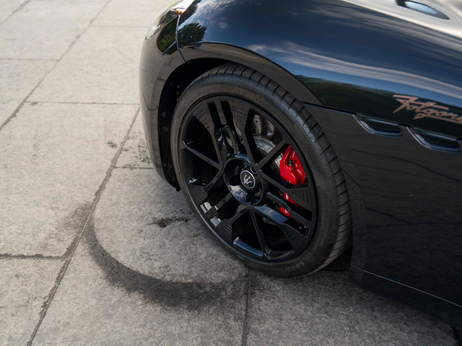 Sort Maserati Granturismo fra 2025