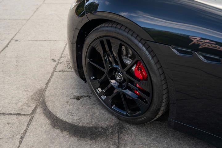 Sort Maserati Granturismo fra 2025