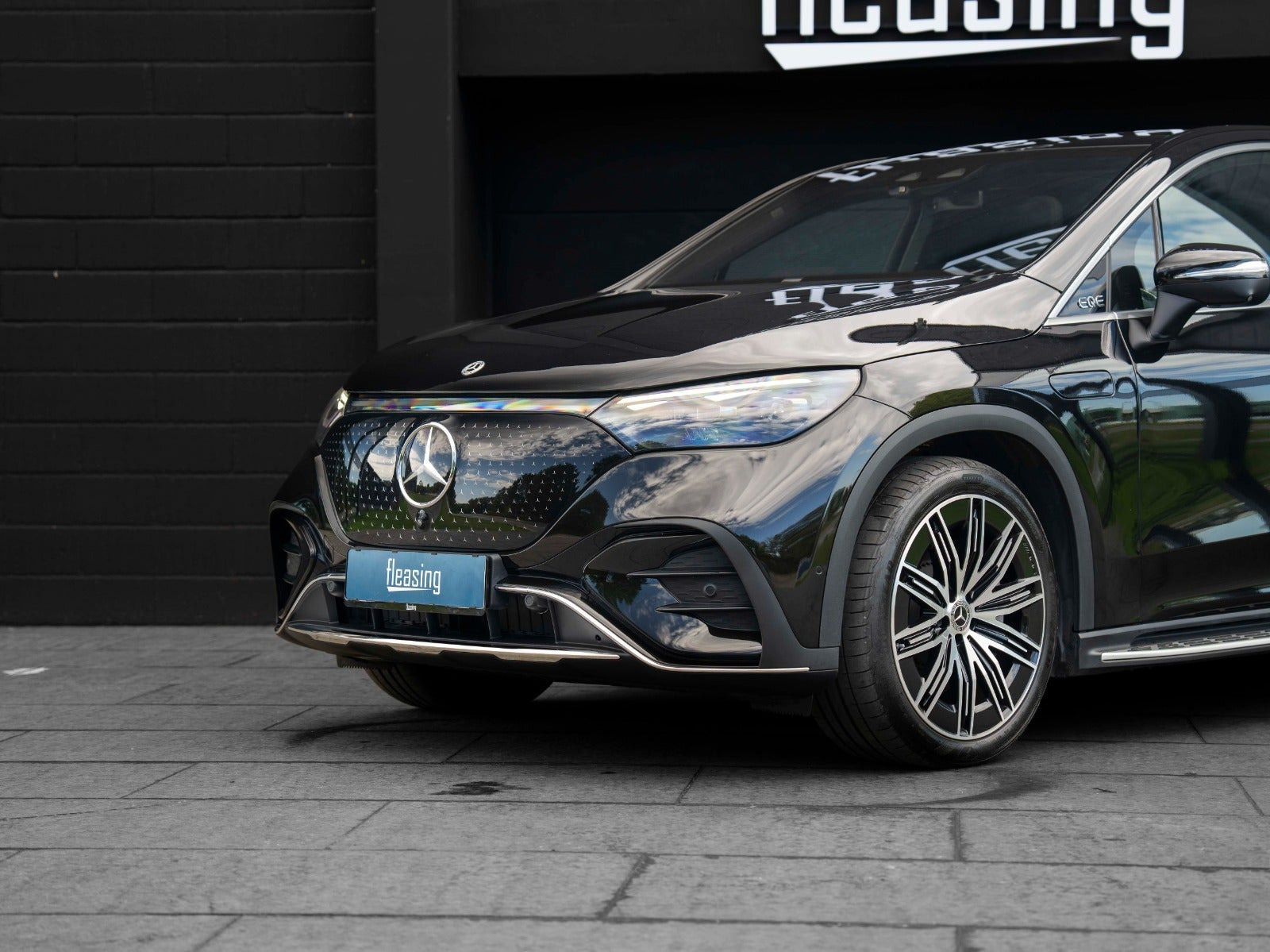 Sort Mercedes EQE500 SUV fra 2024