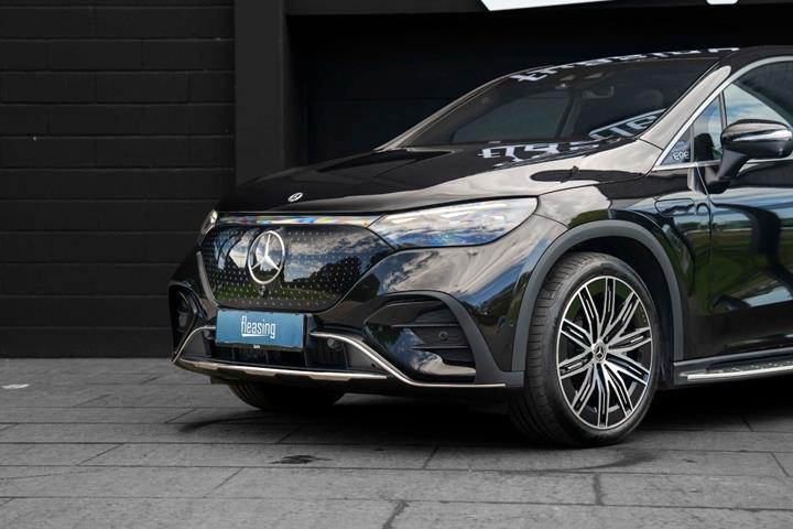 Sort Mercedes EQE500 SUV fra 2024