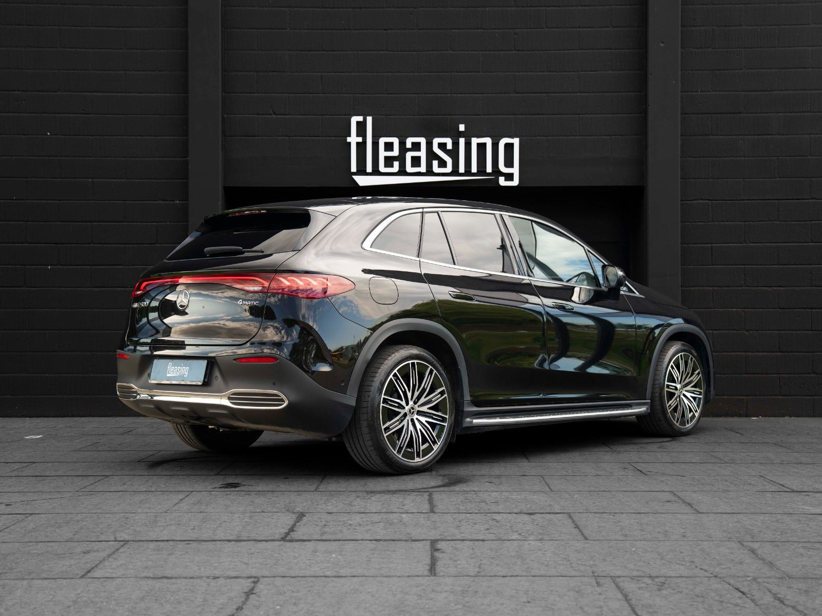 Sort Mercedes EQE500 SUV fra 2024