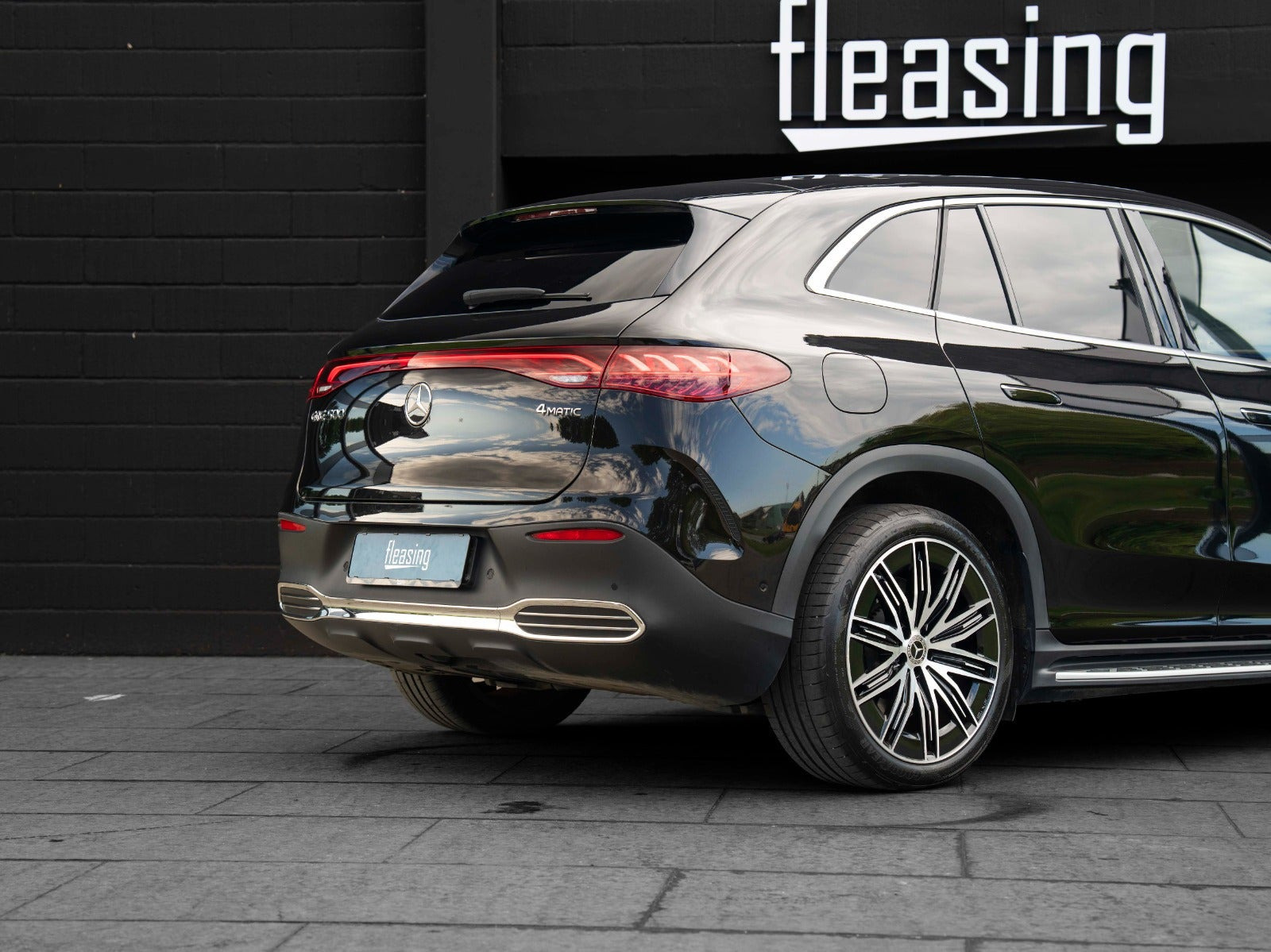 Sort Mercedes EQE500 SUV fra 2024