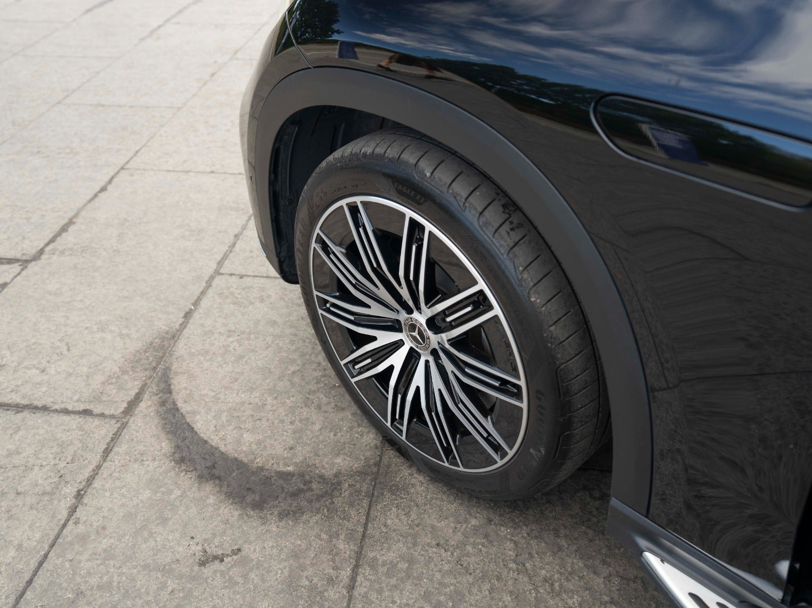 Sort Mercedes EQE500 SUV fra 2024