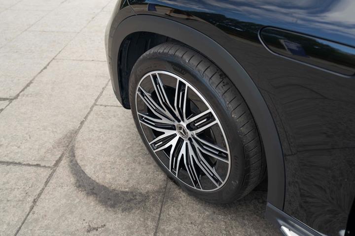 Sort Mercedes EQE500 SUV fra 2024