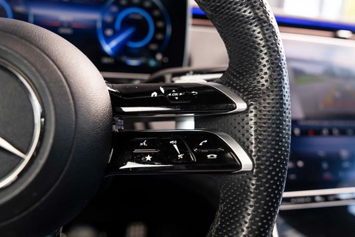 Sort Mercedes EQE500 SUV fra 2024