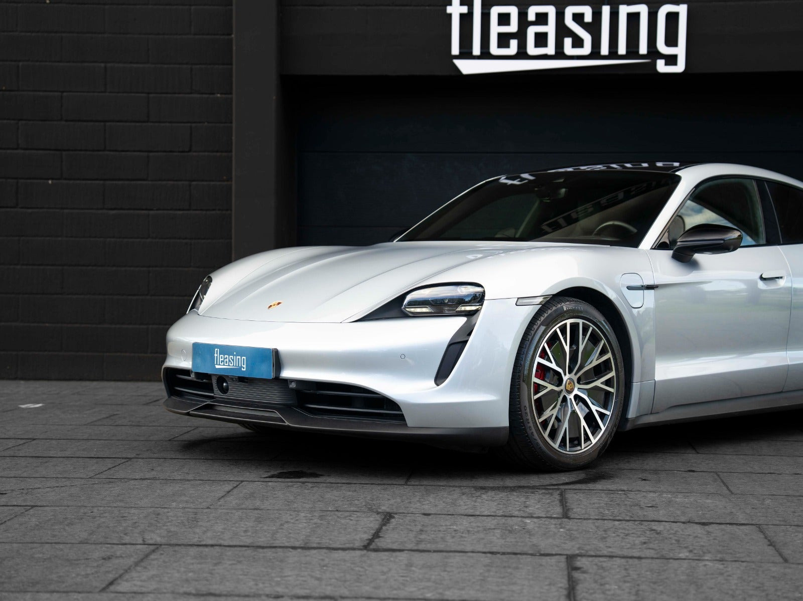 Sølv Porsche Taycan 4S fra 2020