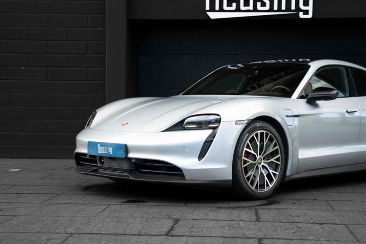 Sølv Porsche Taycan 4S fra 2020