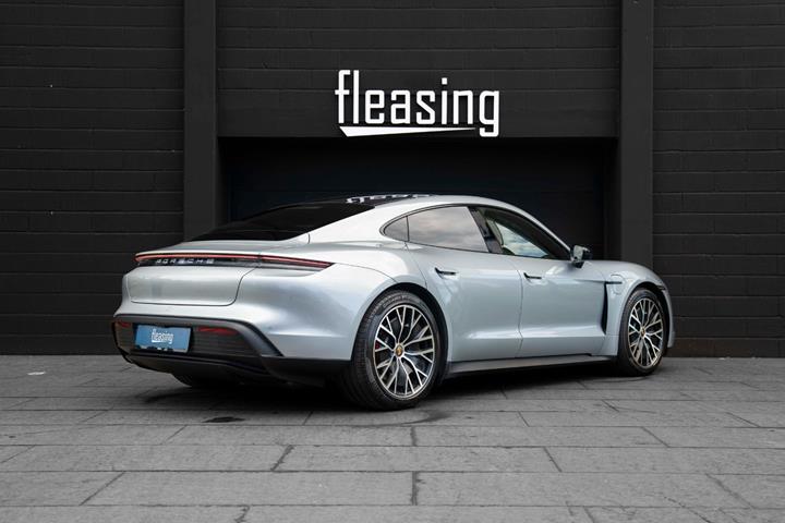 Sølv Porsche Taycan 4S fra 2020