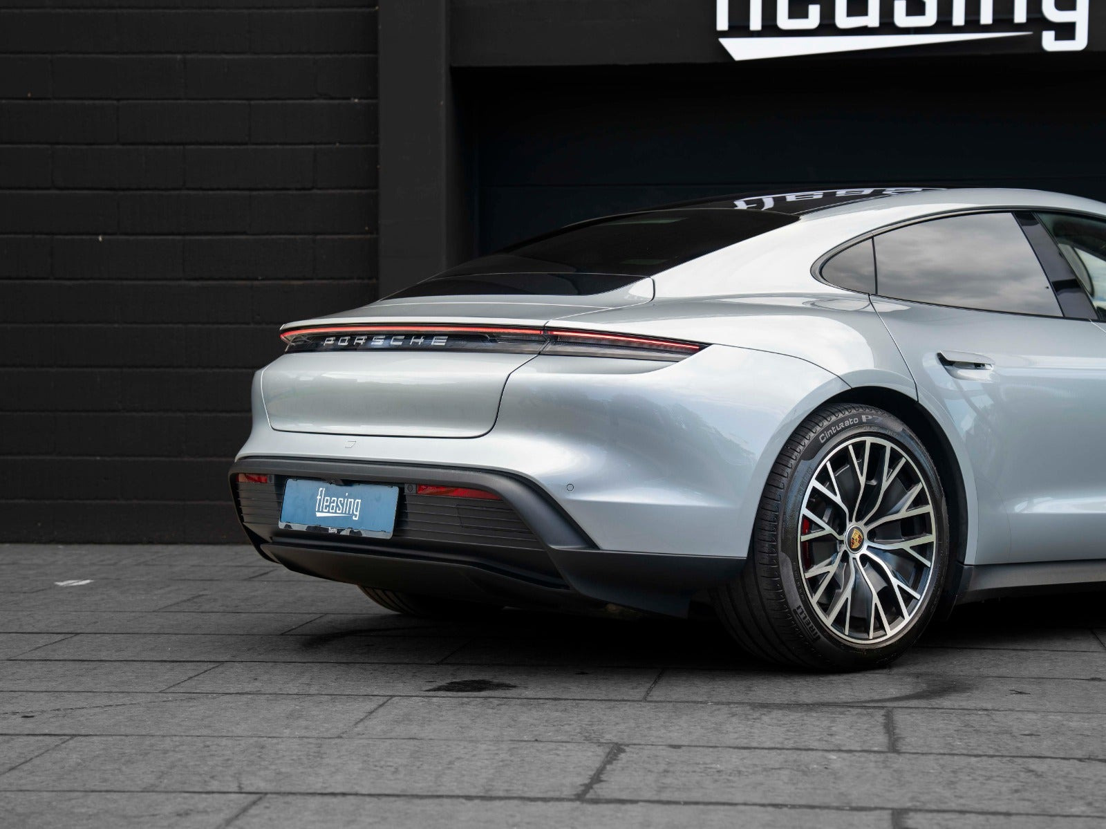 Sølv Porsche Taycan 4S fra 2020