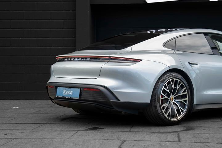 Sølv Porsche Taycan 4S fra 2020