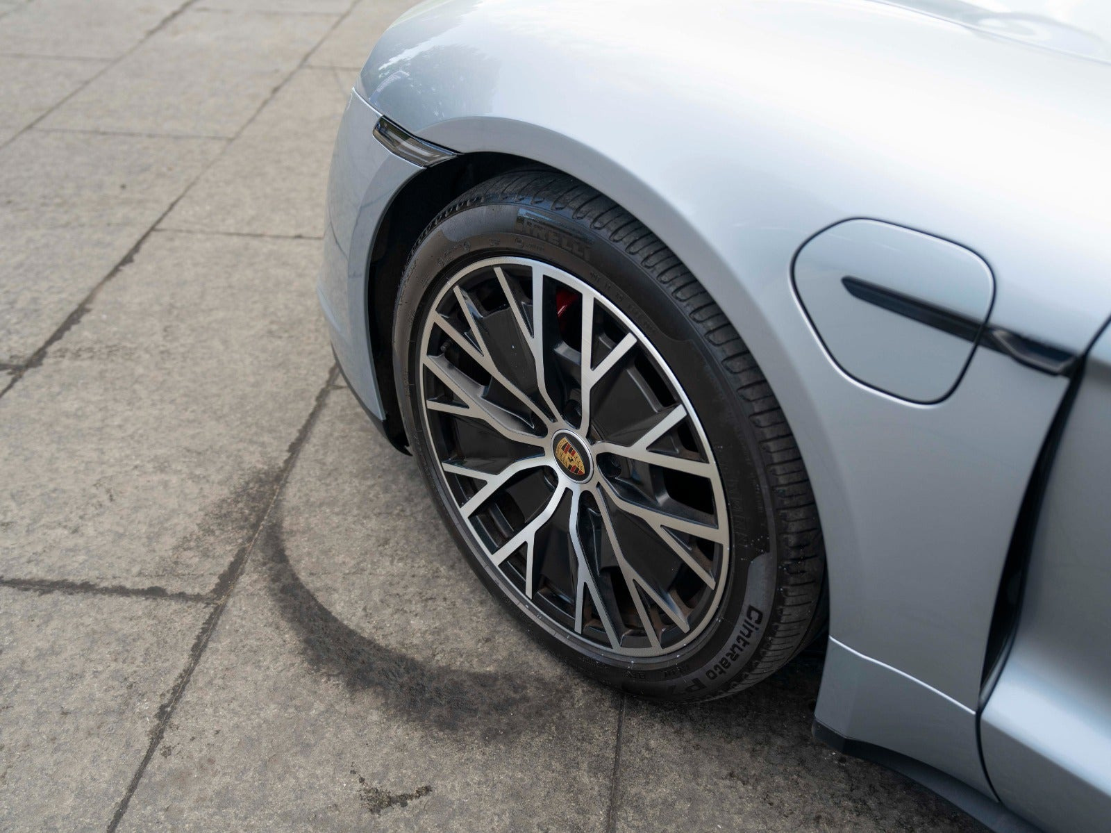Sølv Porsche Taycan 4S fra 2020