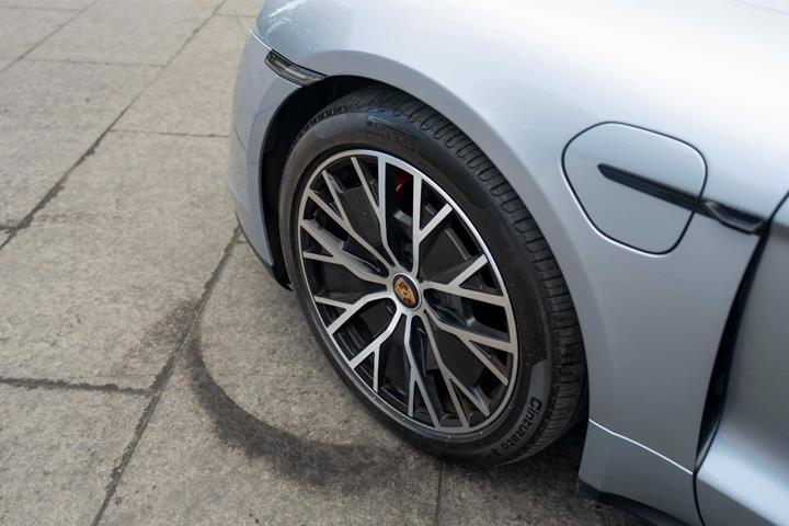 Sølv Porsche Taycan 4S fra 2020