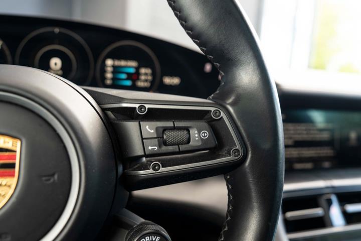 Sølv Porsche Taycan 4S fra 2020