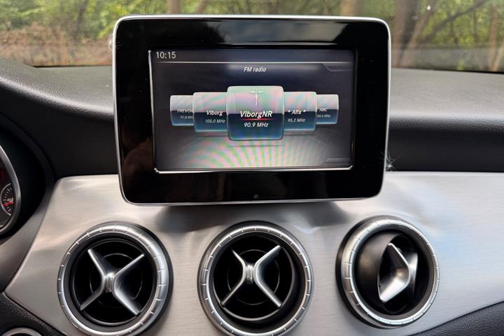 Blå Mercedes CLA220 d fra 2017