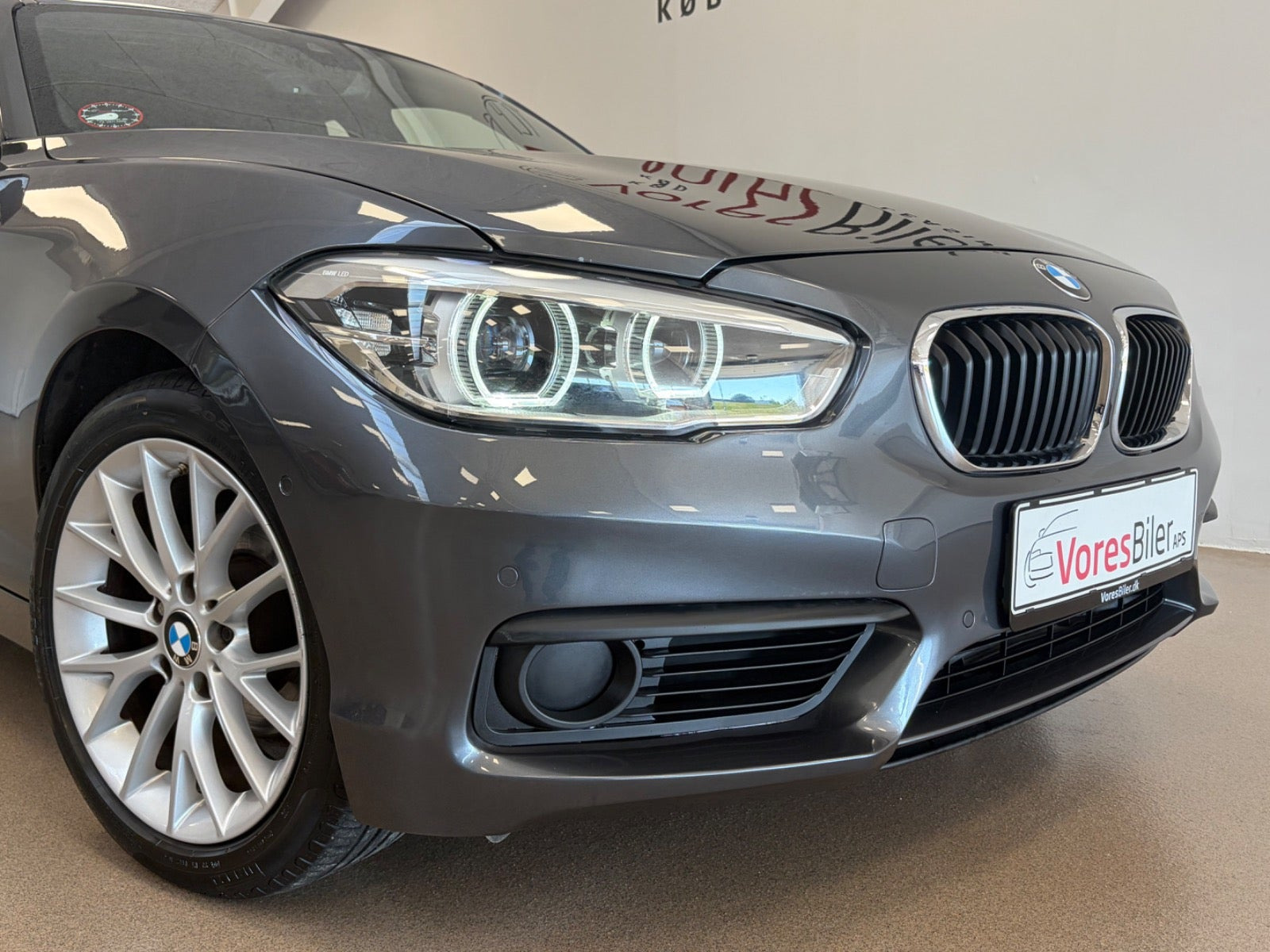 Grå BMW 118i fra 2018