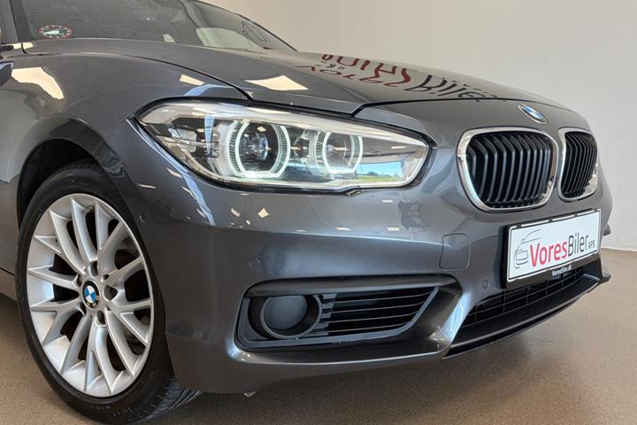 Grå BMW 118i fra 2018