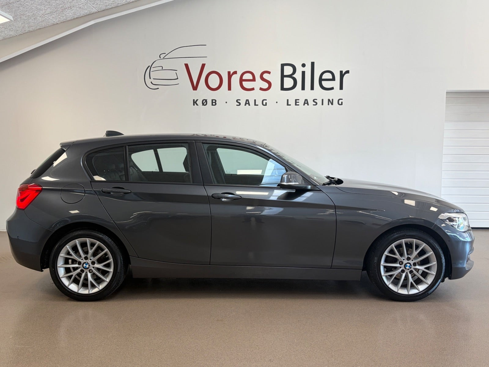 Grå BMW 118i fra 2018