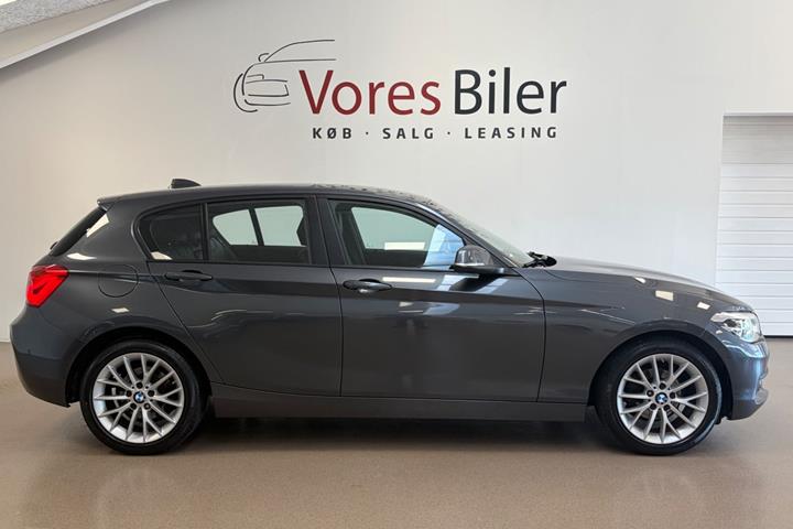 Grå BMW 118i fra 2018