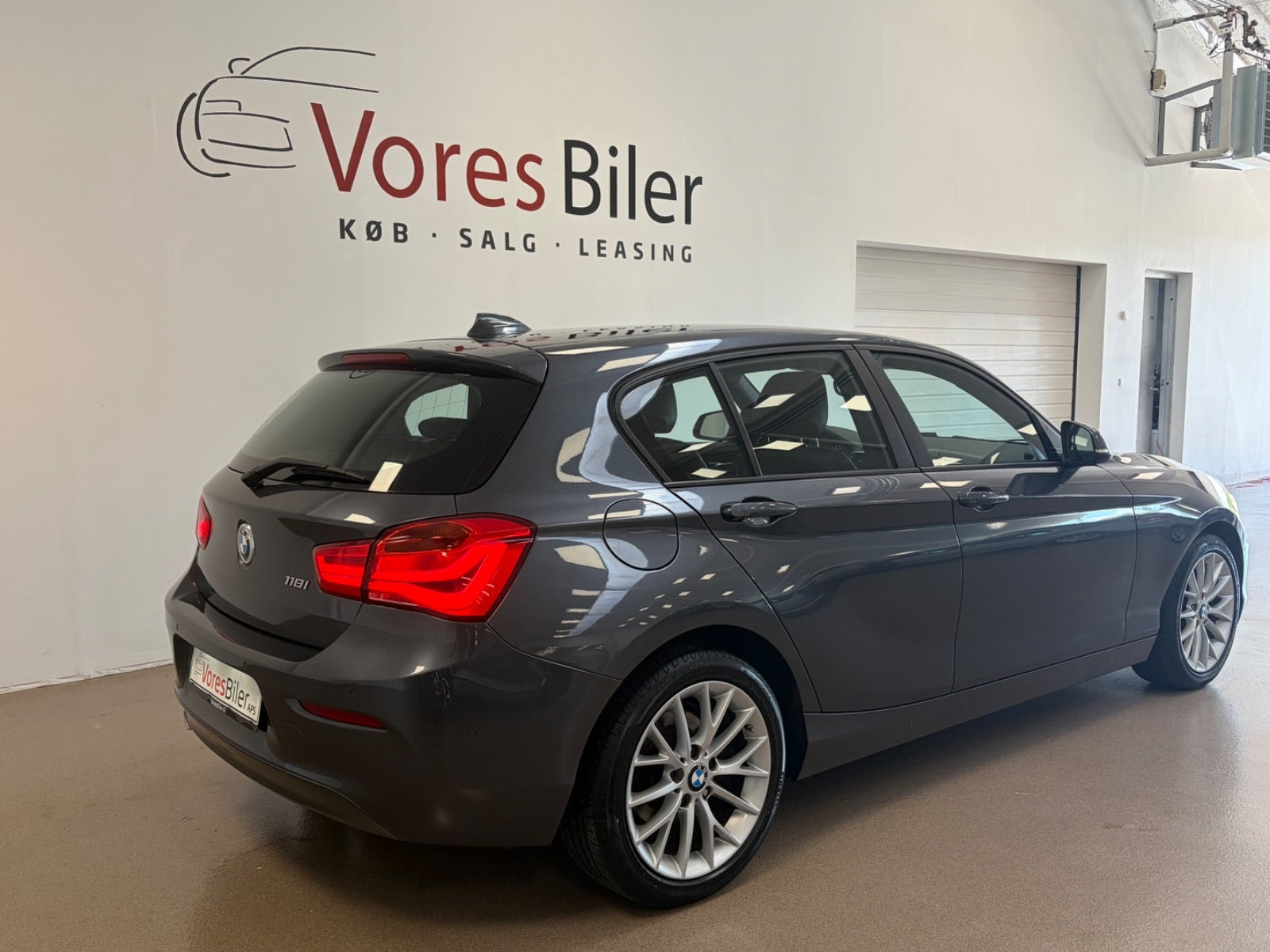 Grå BMW 118i fra 2018