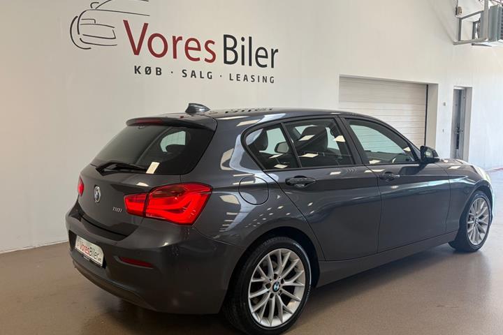 Grå BMW 118i fra 2018
