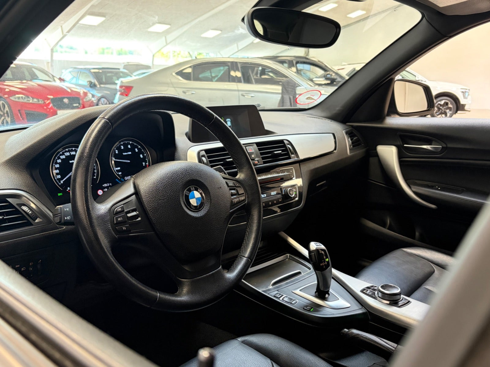 Grå BMW 118i fra 2018