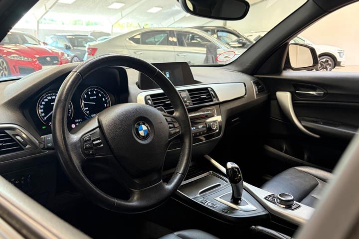 Grå BMW 118i fra 2018