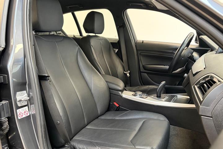 Grå BMW 118i fra 2018