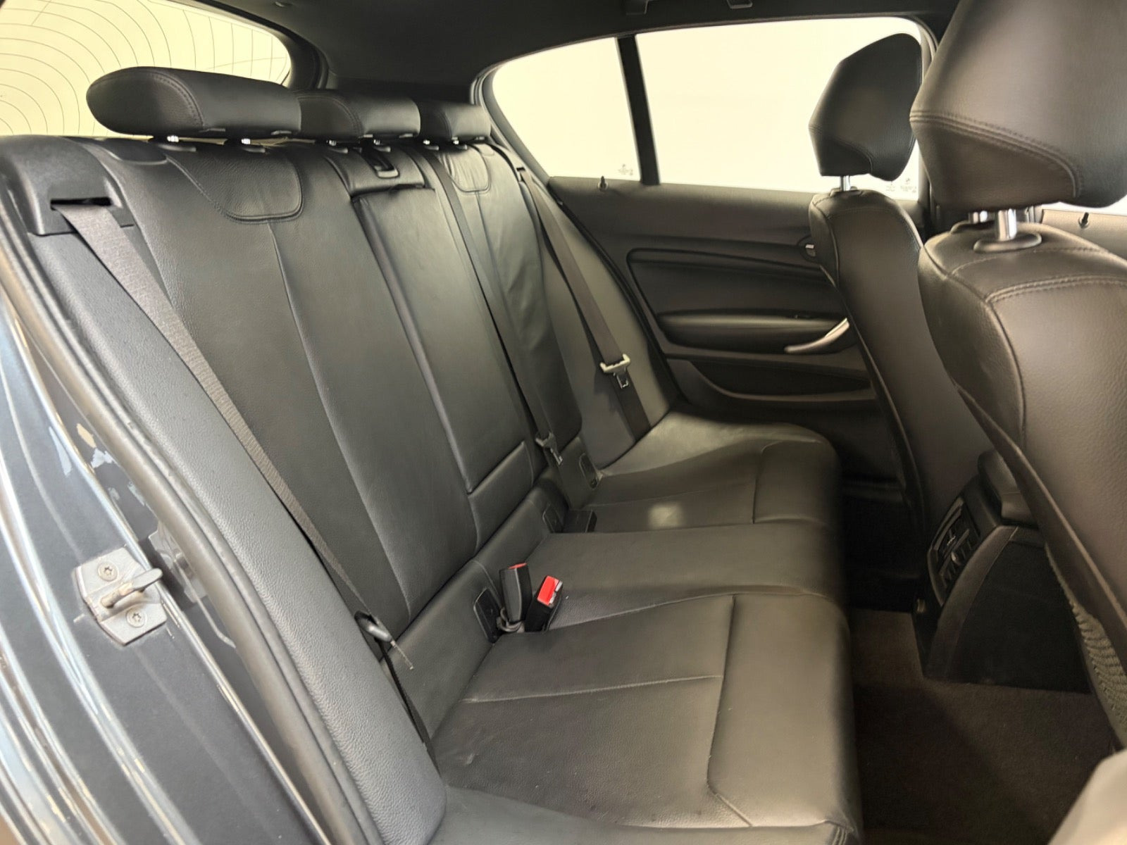 Grå BMW 118i fra 2018