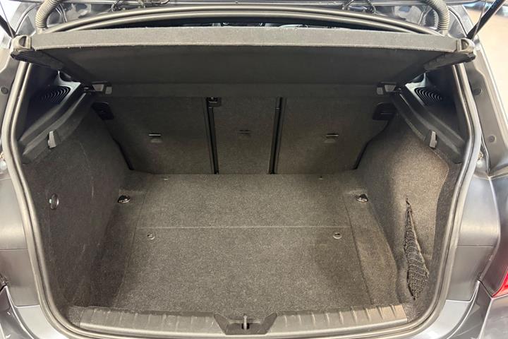 Grå BMW 118i fra 2018