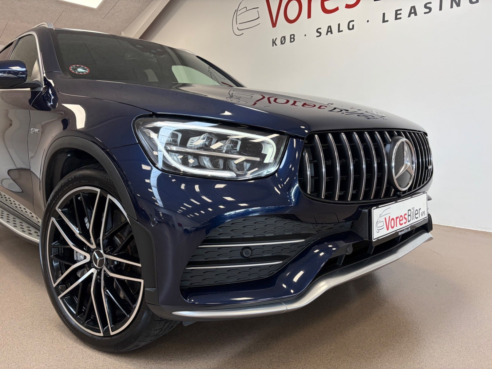 Blå Mercedes GLC43 fra 2020