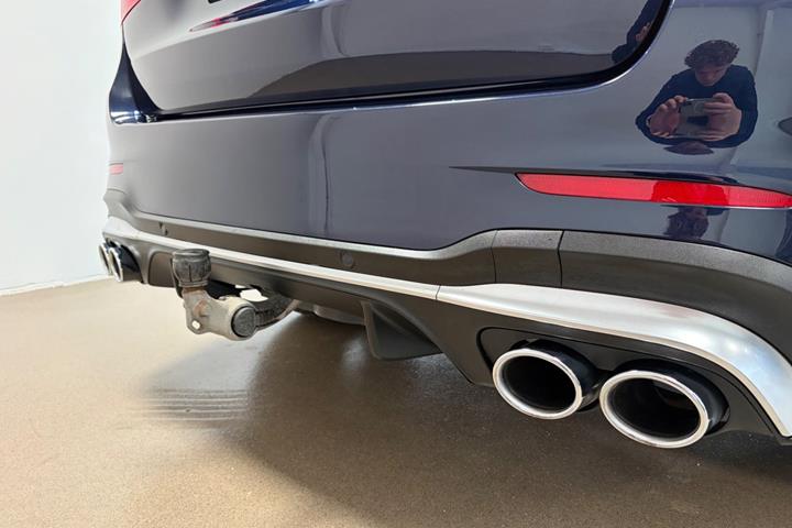 Blå Mercedes GLC43 fra 2020