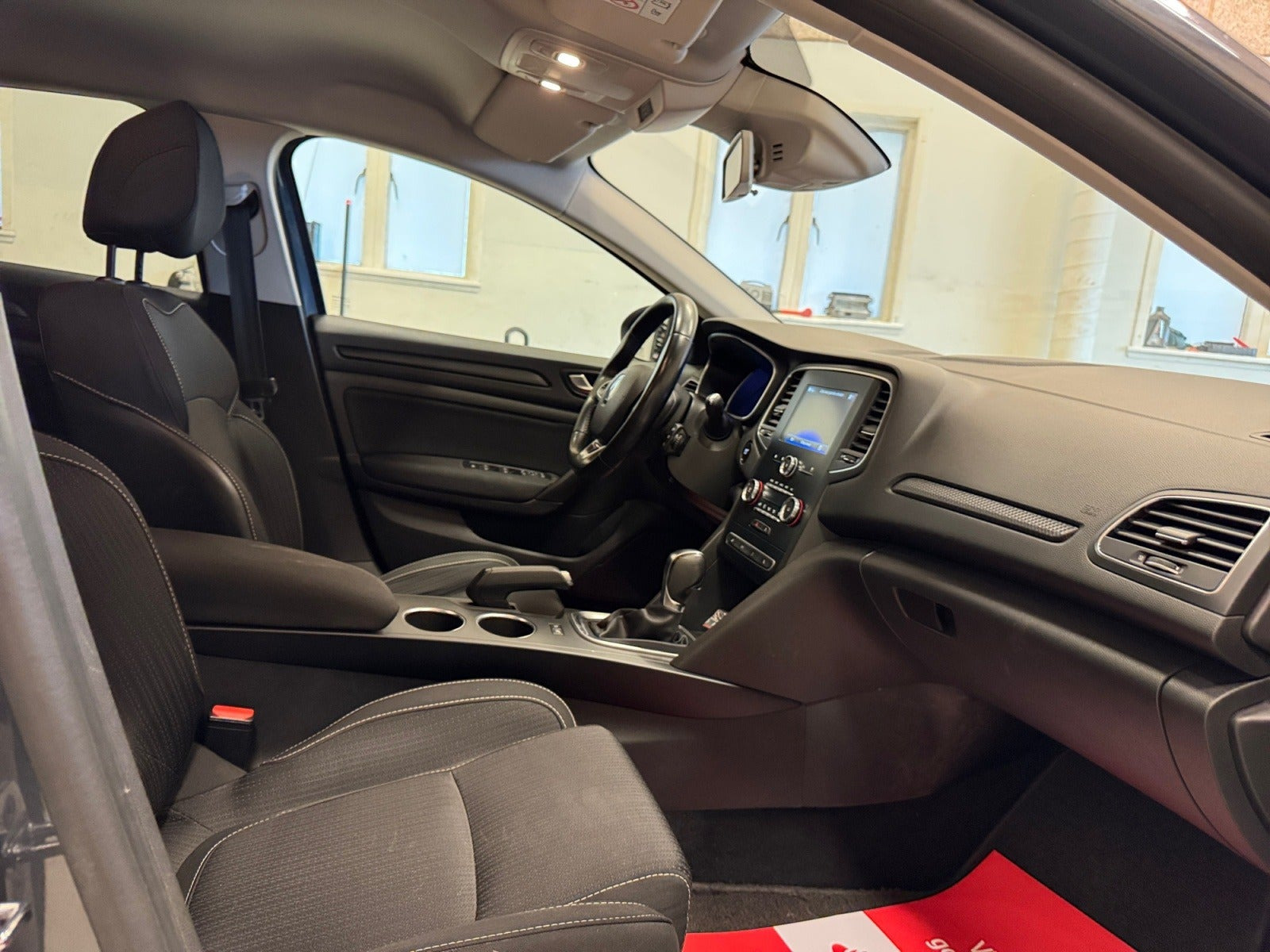 Grå Renault Megane IV fra 2018