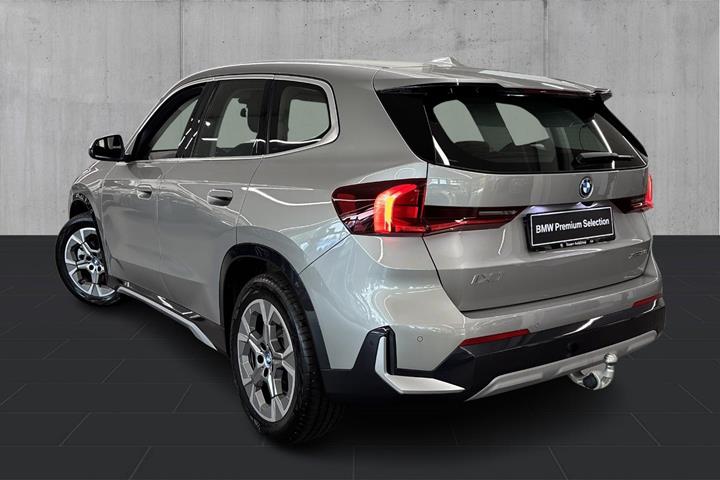 Orange BMW iX1 fra 2023