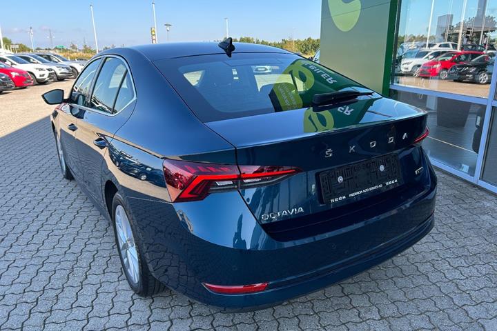 Blå Skoda Octavia fra 2024