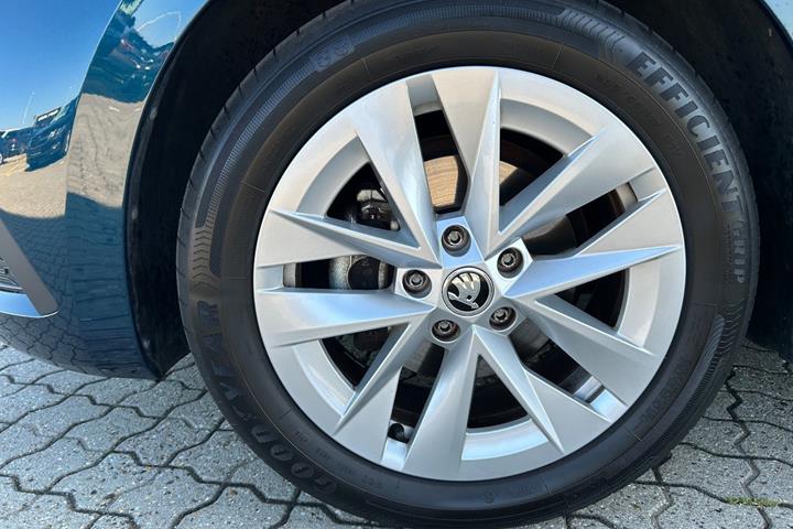 Blå Skoda Octavia fra 2024