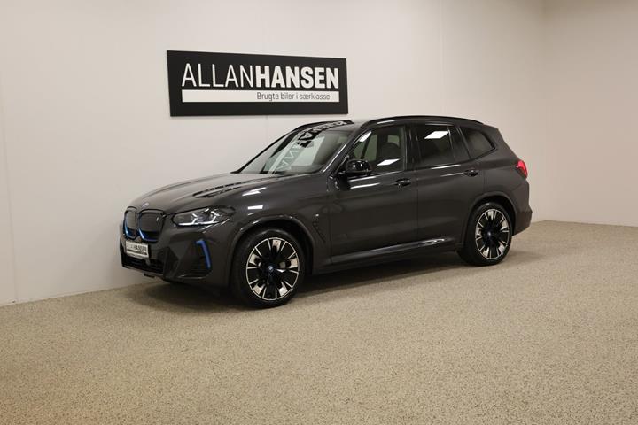Grå BMW iX3 fra 2022 set udefra