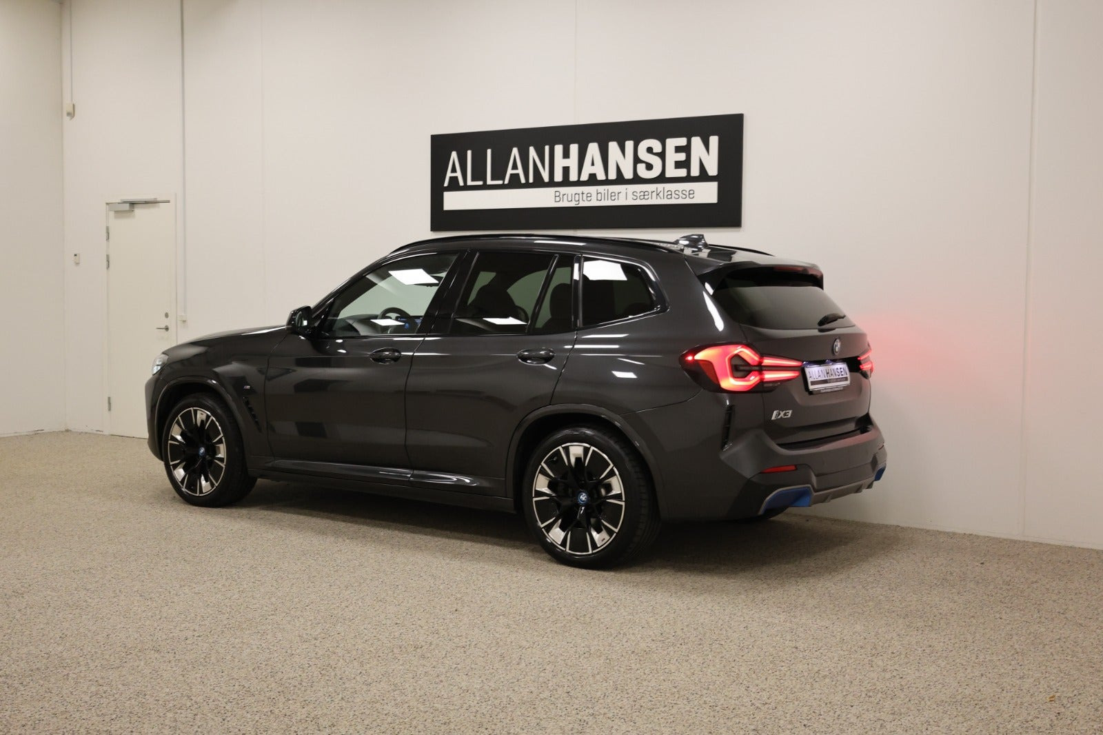 Grå BMW iX3 fra 2022